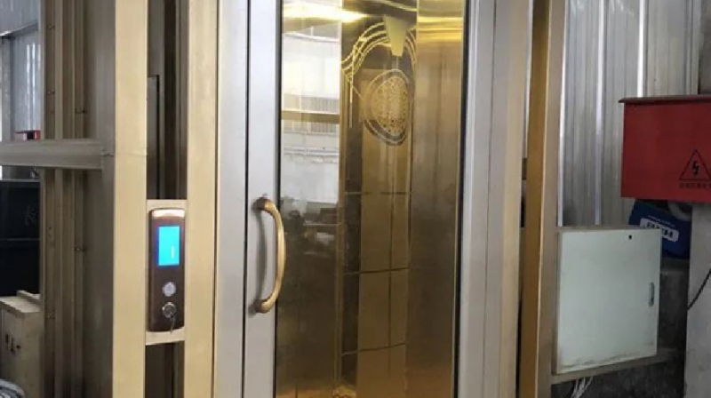 垂直升降电梯的门缝隙会夹手吗？